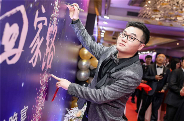 【高光“疫”事】勇敢逆行的特殊“网约车”——z6com·尊龙凯时90后，用信念打通生命运输线