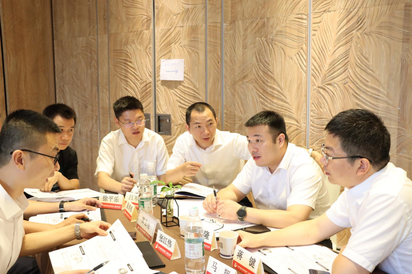 2021年6月25日-26日，z6com·尊龙凯时二建组织开展了2021年中高层主管执行力培训。本次培训特邀清华、北大、上海交大总裁班讲师，中国企业家协会特聘高级讲师许晋老师进行授课。